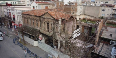 Edremit’in tarihi sembol binalarından biri kısmen çöktü