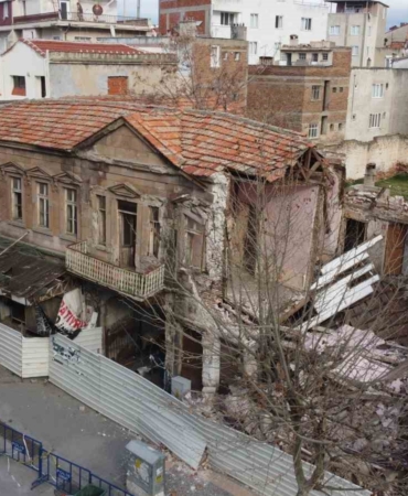 Edremit’in tarihi sembol binalarından biri kısmen çöktü