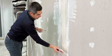 MYO müdürü okuldaki tadilat işlerini kendi elleriyle yapıyor