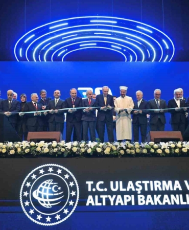 Ulaştırma ve Altyapı Bakanı Uraloğlu: "2002’de 6 bin 101 kilometre olan bölünmüş yol ağımızı bugün 30 bin kilometreye çıkardık"