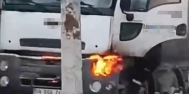 Beton kamyonu alev aldı, esnaf güçlükle söndürebildi