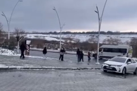 Arnavutköy’de çocukların tehlikeli oyunu sürücüleri zor durumda bıraktı