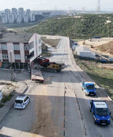 Başakşehir’de binaya saplanan vinci çıkarma çalışmaları 28. saate girdi