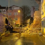 Beyoğlu’nda tarihi metruk binanın duvarı böyle yıkıldı