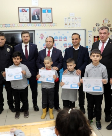 Karneler alındı, tatil zili çaldı: Karasu’da 12 bin öğrenci karne sevinci yaşadı