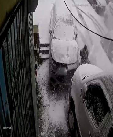 Kağıthane’de inanılmaz kurtuluş kamerada: İki aracın arasında kalmaktan son anda kurtuldu