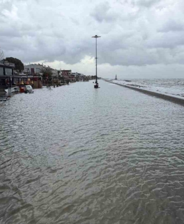 Edremit’te denizle kara birleşti, işletmeler sular altında kaldı
