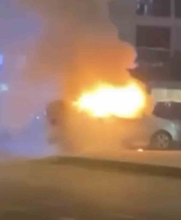 Bursa’da araç alev aldı, esnaf yangın tüpleriyle koştu