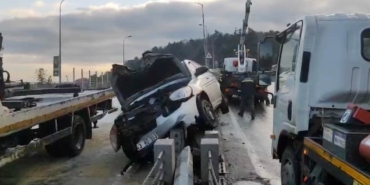 Sarıyer’de otomobil aydınlatma direğine çarptı