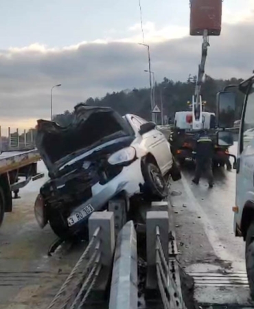 Sarıyer’de otomobil aydınlatma direğine çarptı