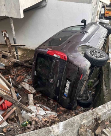 Çengelköy’de vitesi boşta kalan araç bahçeye uçtu