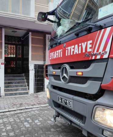 Esenyurt’ta sinir krizi geçiren kadın bir otomobilin üzerine çıkarak zıpladı: O anlar kamerada