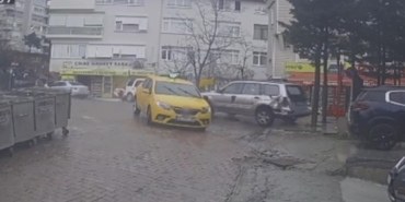 Fren yerine gaza basan sürücünün yaptığı akıl almaz kaza kameraya yansıdı