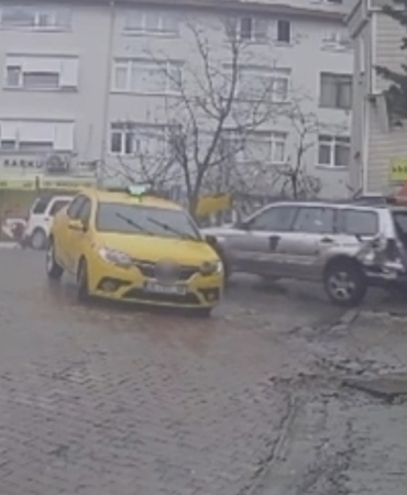 Fren yerine gaza basan sürücünün yaptığı akıl almaz kaza kameraya yansıdı