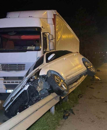 Otomobil bariyerlerde 15 metre sürüklenerek tıra çarptı: 4 yaralı