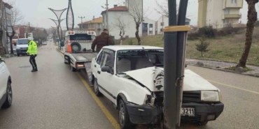Keşan’da aydınlatma direğine çarpan otomobildeki 2 kişi yaralandı
