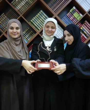 İzmitli kız öğrenciler Arapça münazarada dünya ikincisi oldu