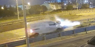 Alkollü sürücünün kullandığı araç bariyere ok gibi saplandı... O anlar kamerada