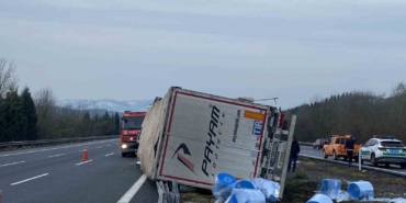 Refüje çarparak yan yatan tırın sürücüsü yaralandı