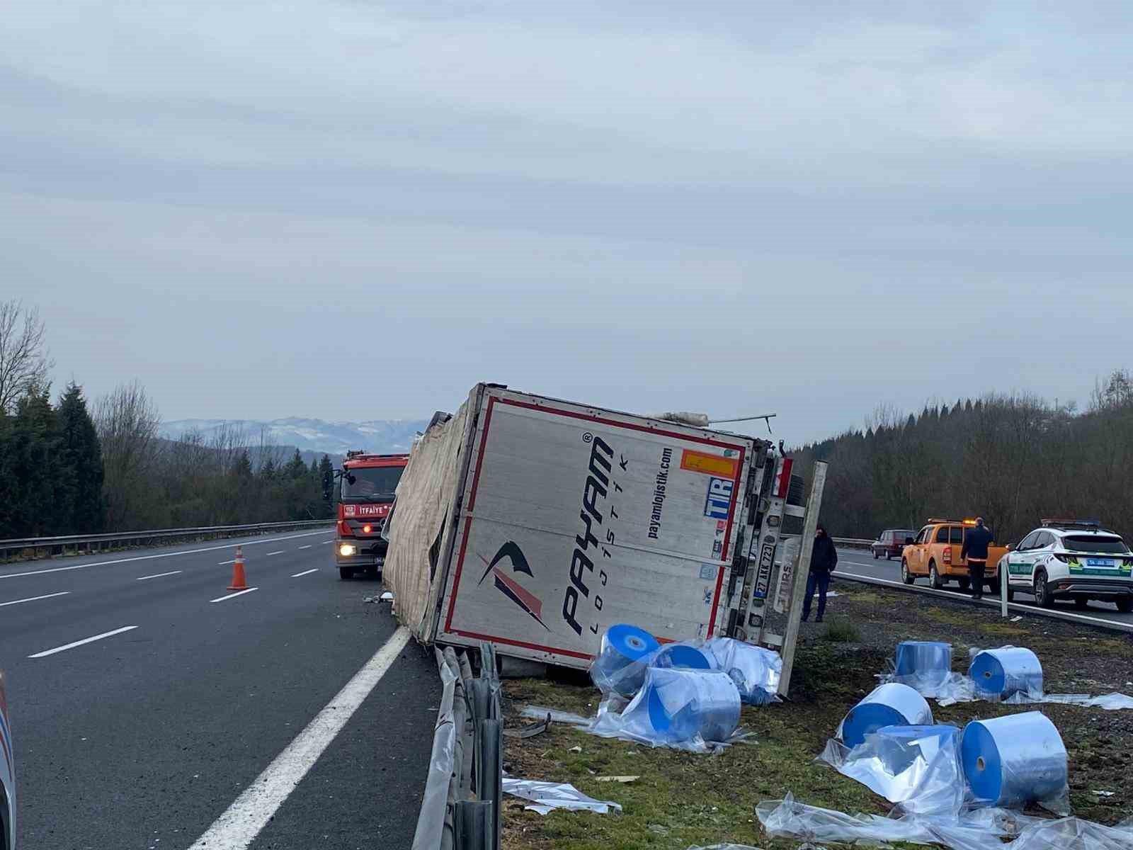 Refüje çarparak yan yatan tırın sürücüsü yaralandı
