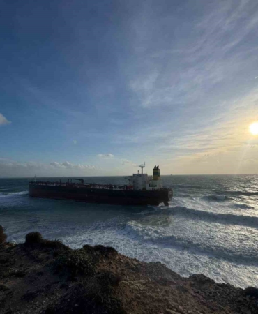 Bozcaada’da karaya oturan tanker 12 gün sonra kurtarıldı