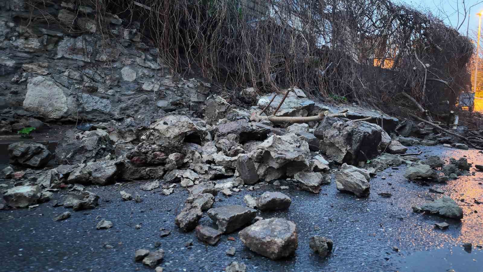 Fatih’te istinat duvarı çöktü