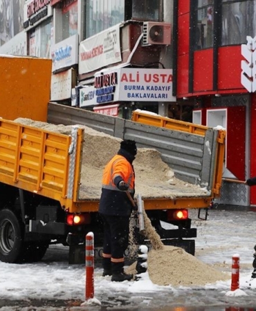Gaziosmanpaşa’da karla mücadele için ekipler 7/24 sahada