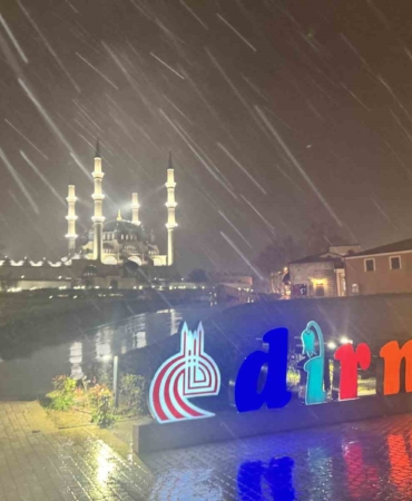 Edirne’de kar yağışı etkili oluyor