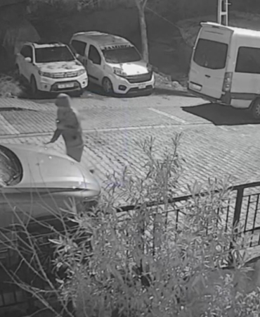 Başakşehir’de gece yarısı levyeli saldırı: Park halindeki aracı parçaladı