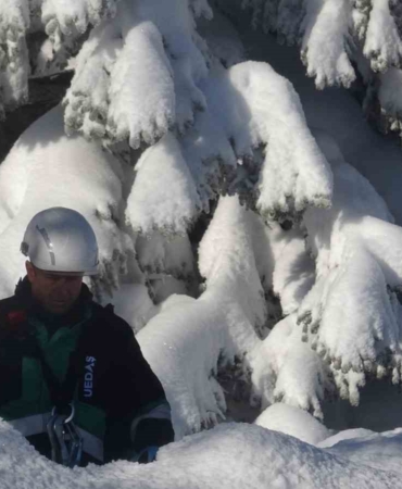 Uludağ’da beline kadar kara gömülen ekiplerin zorlu mesaisi
