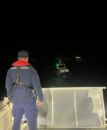 Çanakkale’de sürüklenen teknedeki 3 kişi kurtarıldı