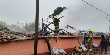 Gönen’de müstakil ev yangında kullanılamaz hale geldi