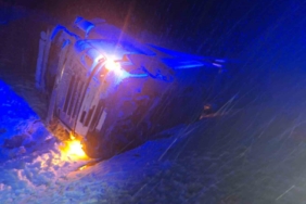 Yoğun kar yağışta kayan tır devrildi, sürücü yaralandı