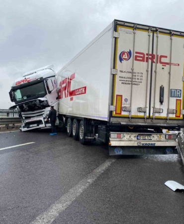 Sağanak beraberinde kazayı getirdi: Kuzey Marmara Otoyolu’nda tır makasladı
