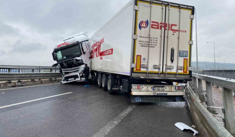 Sağanak beraberinde kazayı getirdi: Kuzey Marmara Otoyolu’nda tır makasladı