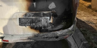 Arnavutköy’de park halindeki otomobil alev aldı: 2 araç kullanılamaz hale geldi