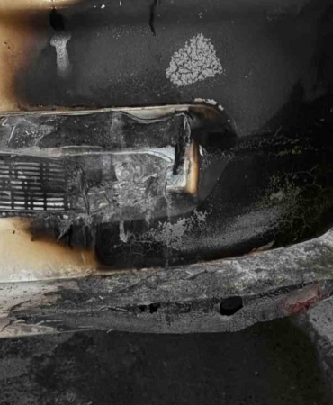 Arnavutköy’de park halindeki otomobil alev aldı: 2 araç kullanılamaz hale geldi