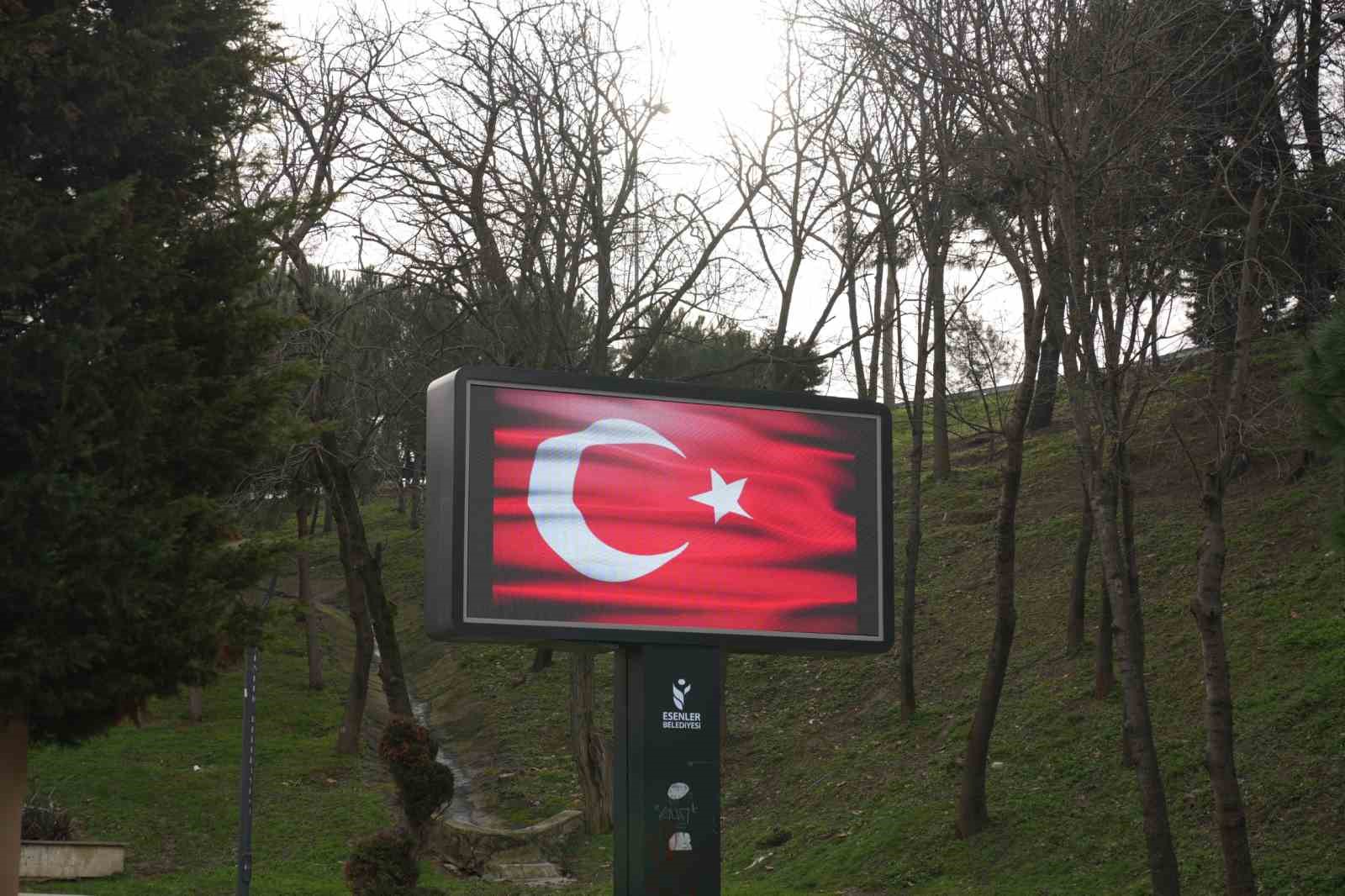 Esenler ay yıldızlı bayrağa büründü