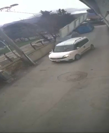 Bursa’da çatı ve prefabrik evler böyle uçtu, ağaçlar kırıldı