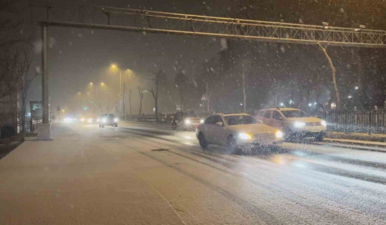 İstanbul yeni yıla kar yağışı ile girdi