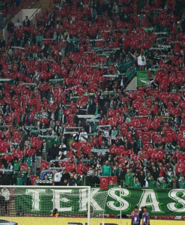 Bursaspor tribünleri Türk bayraklarıyla donatıldı
