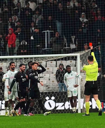 Kristjan Asllani ilk maçında kırmızı kart gördü