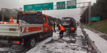 Fatih Sultan Mehmet Köprüsü girişinde otomobil yangını: Alev topuna döndü