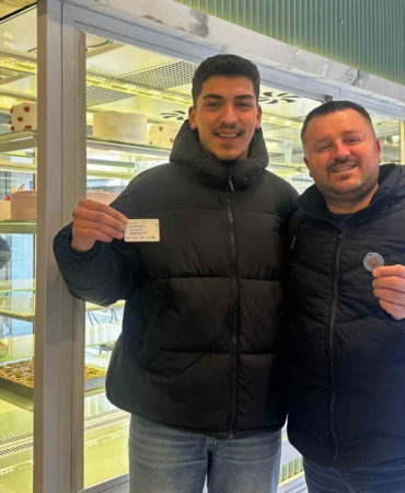Yılbaşı pastasından altın çıkınca şaşırdı