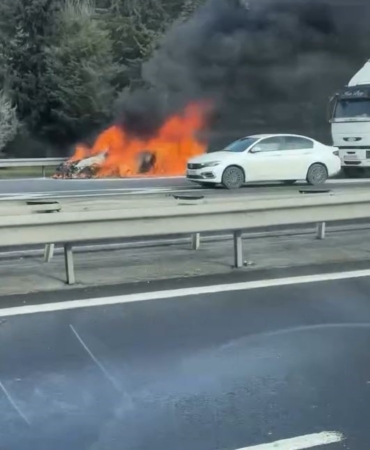 Avcılar’da seyir halindeki araç alev alev yandı
