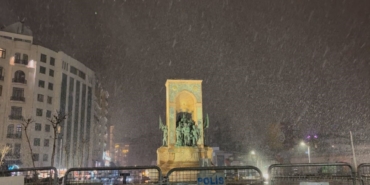 Taksim’de kar yağışı gece saatlerinde etkisini gösterdi