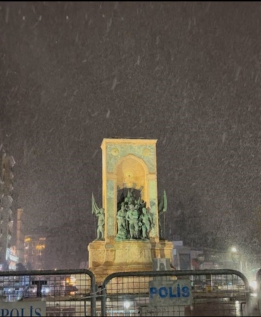 Taksim’de kar yağışı gece saatlerinde etkisini gösterdi