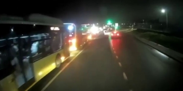 Başakşehir’de 3 İETT otobüsünün kazaya karıştığı anlar görüntülendi