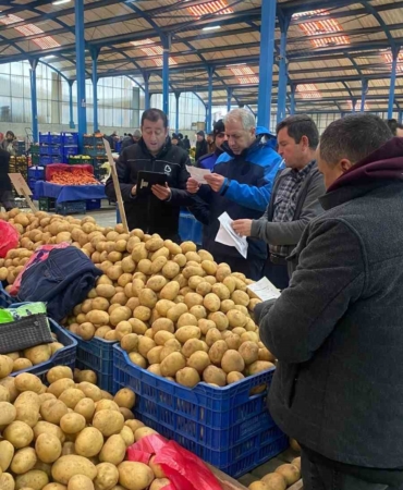 Balıkesir Büyükşehir Belediyesi pazar yerlerini denetliyor