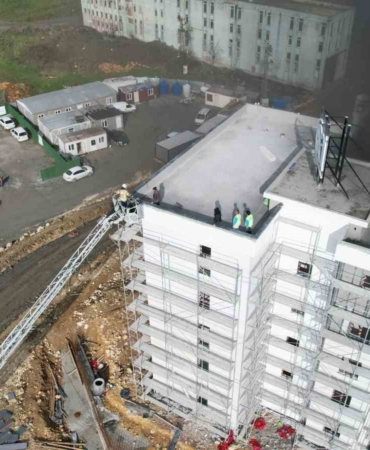 Başakşehir’de şantiyede korkutan yangın: İşçiler çatıya sığındı